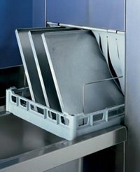 As máquinas de lavar louça Gold da Colged lavam tabuleiros de ir ao forno com grande qualidade e eficiência