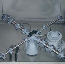Braços de lavagem e enxaguamento em aço inox na máquina de lavar copos Onyx 40, da Colged.
