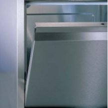 Porta balanceada com fecho ultra soft action na máquina de lavar copos Onyx 40, da Colged.
