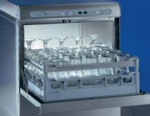 A máquina de lavar louça Silver, da Colged, é versátil! Ideal para os pratos, inigualável com os copos.