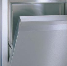 Porta balanceada com fecho ultra soft action na máquina de lavar pratos Onyx 50, da Colged.