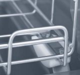 Detalhe dos cestos da máquina de lavar utensílios e panelas NeoTech 902 da Colged, podendo ver-se a hélice e os depósitos de detergente e abrilhantador.